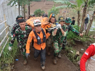 Update Korban Longsor Cisarua, Tim SAR Gabungan Evakuasi 3 Korban