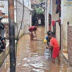 Banjir di Cipulir Sebabkan Warga Tak Sempat Sahur Karena Selamatkan Barang