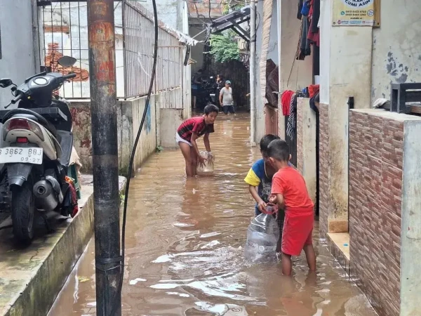 Banjir di Cipulir Sebabkan Warga Tak Sempat Sahur Karena Selamatkan Barang