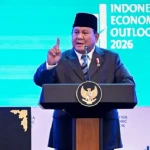 Presiden Prabowo Subianto menyampaikan pidato saat menghadiri Indonesia Economic Outlook 2026 yang digelar di Auditorium Wisma Danantara Indonesia, Jakarta, pada Jumat, 13 Februari 2026. (BPMI Setpres)