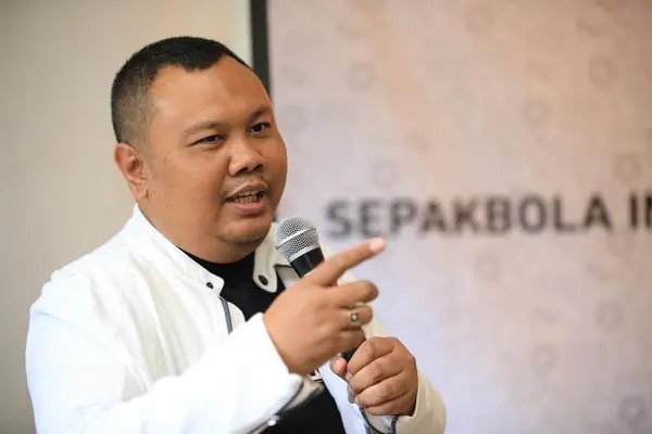 Direktur Eksekutif KedaiKOPI Hendri Satrio