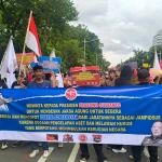 Koalisi Masyarakat Sipil yang tergabung dalam Lintas Elemen Bawah (LEBAH) menggelar aksi di Markas Besar Kepolisian Republik Indonesia (Mabes Polri) dan Kantor Kepala Staf Presiden (KSP).