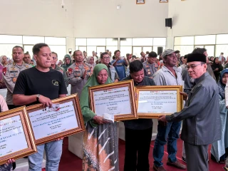 Penyerahan bantuan stimulan rumah rusak bagi warga terdampak bencana di Kota Padang, Sumatra Barat, pada Jumat (13/2).
