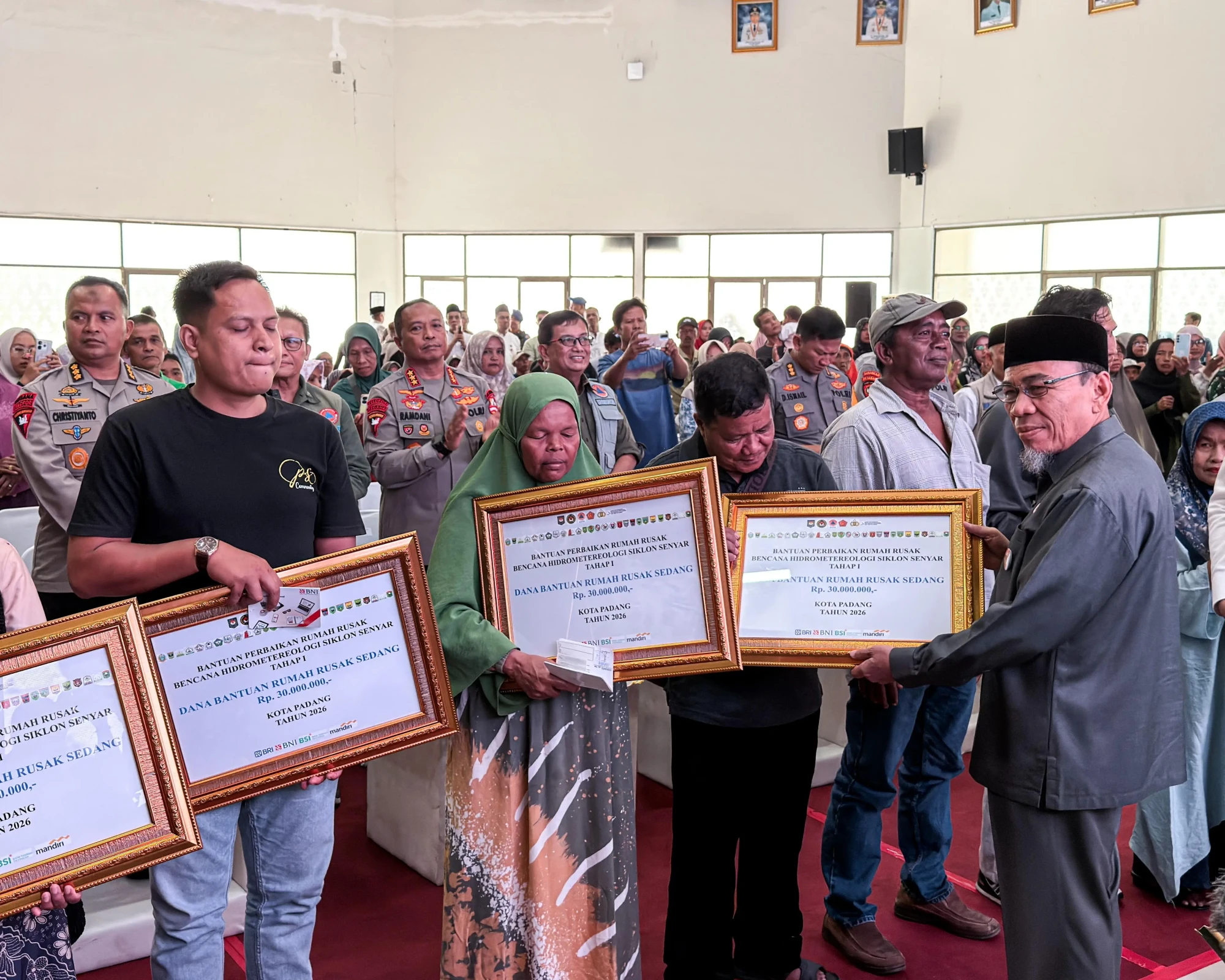 Penyerahan bantuan stimulan rumah rusak bagi warga terdampak bencana di Kota Padang, Sumatra Barat, pada Jumat (13/2).