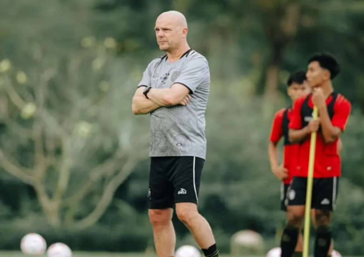 pelatih-anyar-bali-united-johnny-jansen-memimpin-latihan-per-e26g
