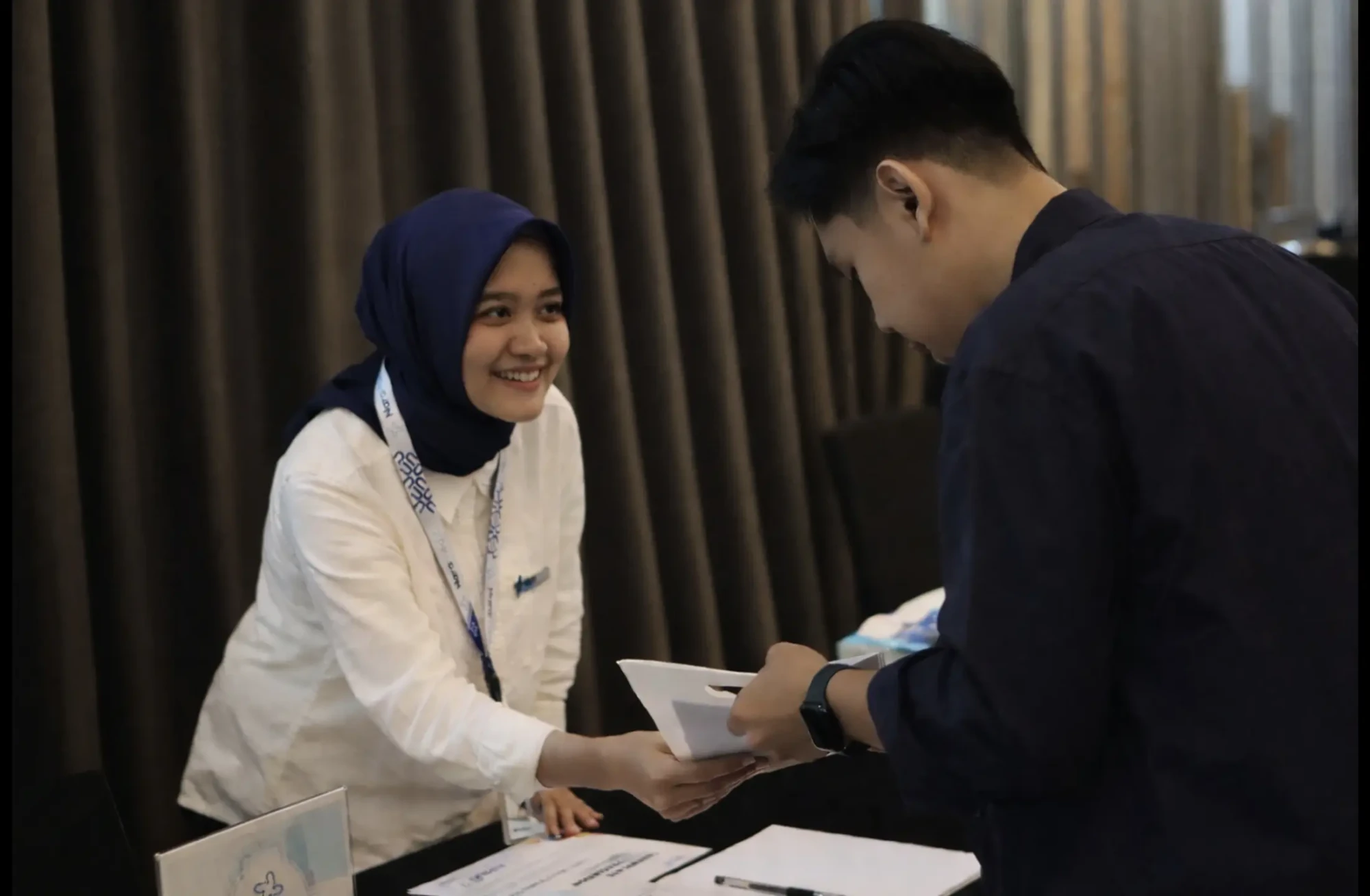 Tim Regulatory Affairs & Compliance Naramedic memberikan konsultasi langsung kepada pengunjung dalam kegiatan pameran industri kesehatan.