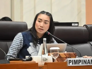 Wakil_Ketua_Komisi_VII_DPR_RI_Rahayu_Saraswati_Djojohadikusumo__saat_memimpin_Rapat_Kerja_Komisi_VII20250502091139-768x511