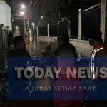 Polisi Evakuasi Warga Terdampak Banjir di Ciracas