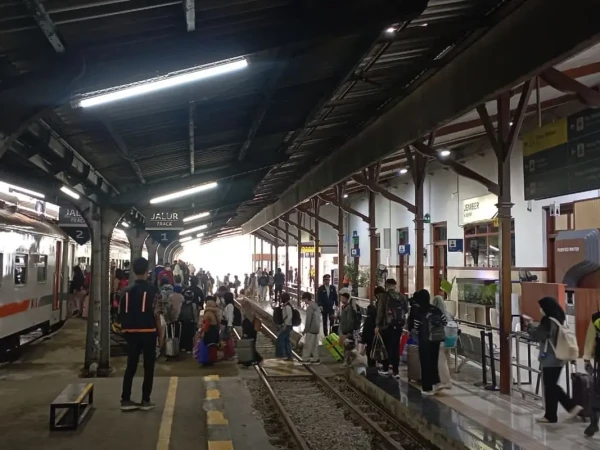 KAI dan BI Buka Layanan Penukaran Uang Baru untuk Pemudik di Stasiun Jember