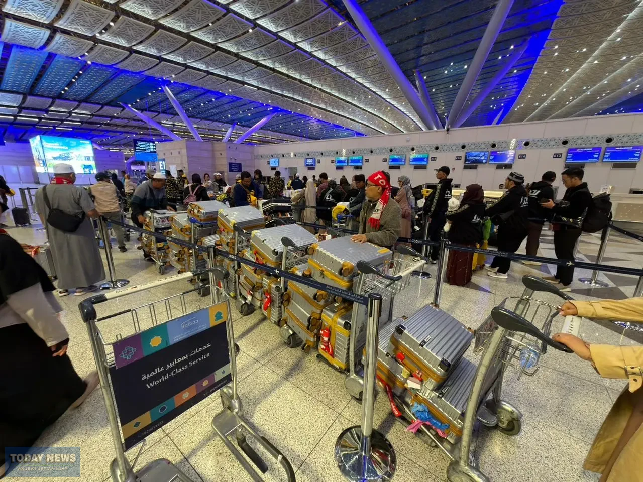 Jemaah Umrah Indonesia sedang Antre untuk Boarding di Bandara Internasional King Abdulaziz International Airport.