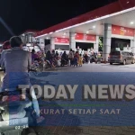 antrean-panjang-di-spbu-jalan-ir-soekarno-surabaya-foto-ardi-y369