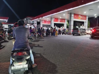 antrean-panjang-di-spbu-jalan-ir-soekarno-surabaya-foto-ardi-y369