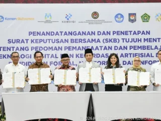 Menkomdigi Meutya Hafid bersama para menteri menunjukkan dokumen Surat Keputusan Bersama Tujuh Menteri tentang Pedoman Pemanfaatan dan Pembelajaran Teknologi Digital dan Kecerdasan Artifisial di Jalur Pendidikan Formal, Nonformal, dan Informal usai ditandatangani di Kantor Kemenko PMK, Jakarta Pusat, Kamis (12/3/2026).