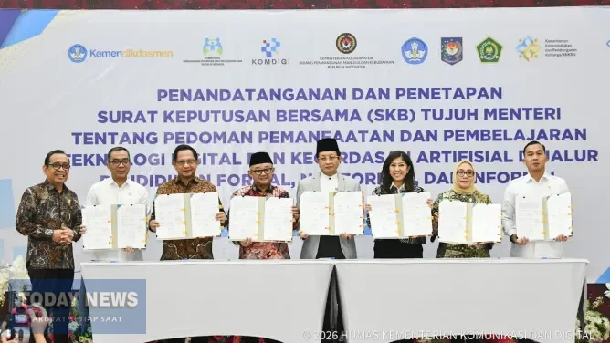 Menkomdigi Meutya Hafid bersama para menteri menunjukkan dokumen Surat Keputusan Bersama Tujuh Menteri tentang Pedoman Pemanfaatan dan Pembelajaran Teknologi Digital dan Kecerdasan Artifisial di Jalur Pendidikan Formal, Nonformal, dan Informal usai ditandatangani di Kantor Kemenko PMK, Jakarta Pusat, Kamis (12/3/2026).