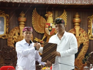 Bupati Klungkung I Made Satria dan Ketua DPRD Klungkung AA Gde Anom Menyepakati Raperda Pajak Dan Retribusi Daerah.