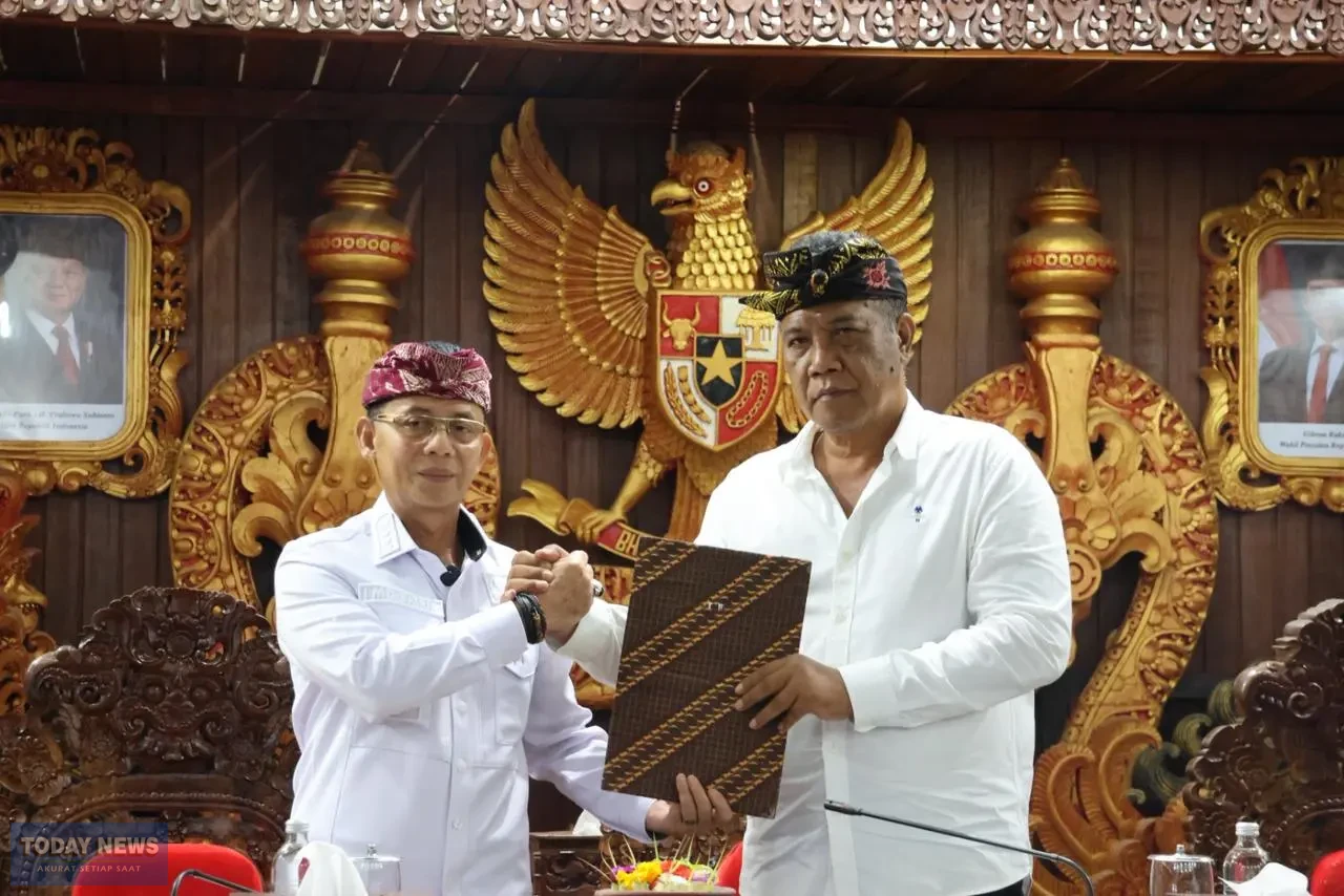 Bupati Klungkung I Made Satria dan Ketua DPRD Klungkung AA Gde Anom Menyepakati Raperda Pajak Dan Retribusi Daerah.