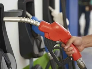 Nozzle Pengisian BBM di SPBU Pertamina.