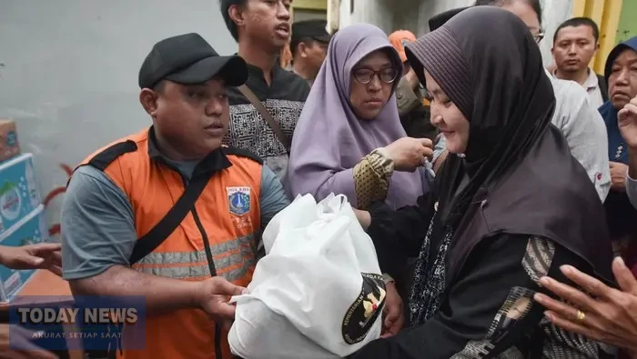 potret-penyaluran-zakat-fitrah-di-cilincing-1743083393839_169