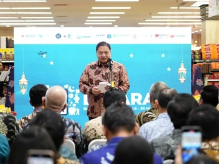 Menteri Koordinator Bidang Perekonomian Airlangga Hartarto saat membuka Program Belanja di Indonesia Aja (BINA) Lebaran 2026 di Jakarta, Jumat (6/3/2026).