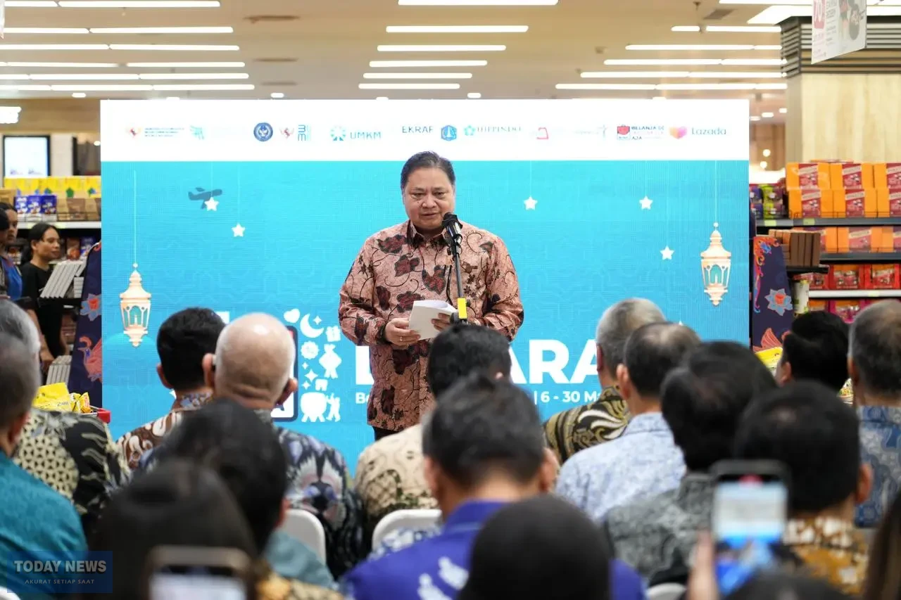 Menteri Koordinator Bidang Perekonomian Airlangga Hartarto saat membuka Program Belanja di Indonesia Aja (BINA) Lebaran 2026 di Jakarta, Jumat (6/3/2026).