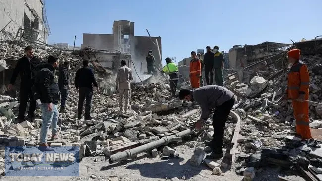 puing-puing-berserakan-setelah-serangan-israel-dan-as-terhadap-sebuah-kantor-polisi-di-tengah-konflik-as-israel-dengan-iran-di-1772546384518_169