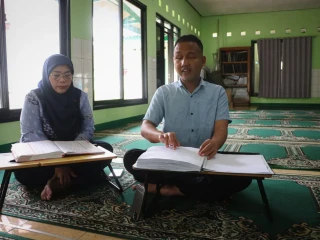 Meraba Huruf, Membaca Kalam Ilahi: Perjuangan Fajar Belajar Al-Qur’an Braille