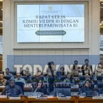 Menteri Pariwisata (Menpar) Widiyanti Putri Wardhana memaparkan berbagai capaian dan langkah strategis, pariwisata Indonesia dalam Rapat Kerja bersama Komisi VII DPR RI. (Kemenpar)