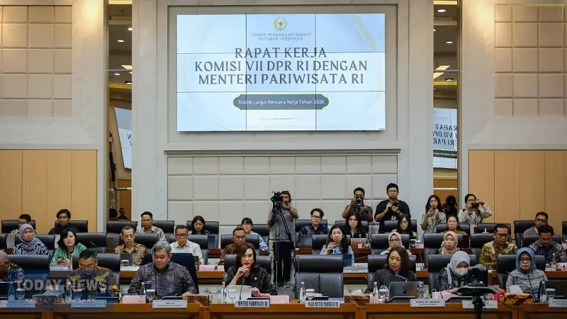 Menteri Pariwisata (Menpar) Widiyanti Putri Wardhana memaparkan berbagai capaian dan langkah strategis, pariwisata Indonesia dalam Rapat Kerja bersama Komisi VII DPR RI. (Kemenpar)