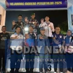 Waketum 1 KONI Pusat Suwarno dan Ketua Umum PP MPI Marsekal Muda TNI Purwoko Aji Prabowo berfoto bersama para juara senior putra. (PP MPI)