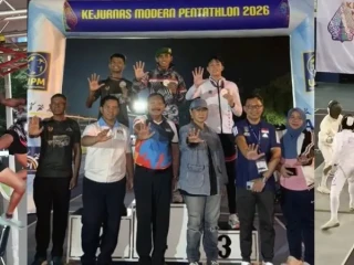 Waketum 1 KONI Pusat Suwarno dan Ketua Umum PP MPI Marsekal Muda TNI Purwoko Aji Prabowo berfoto bersama para juara senior putra. (PP MPI)