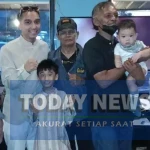 Benigno Mandela Bolang (kedua dari kiri) prihatin dengan perkembangan tinju profesional Indonesia sehingga terjun gelar tinju profesional HUT ke-499 Kota Jakarta. (Ist)