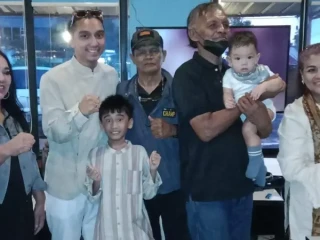 Benigno Mandela Bolang (kedua dari kiri) prihatin dengan perkembangan tinju profesional Indonesia sehingga terjun gelar tinju profesional HUT ke-499 Kota Jakarta. (Ist)