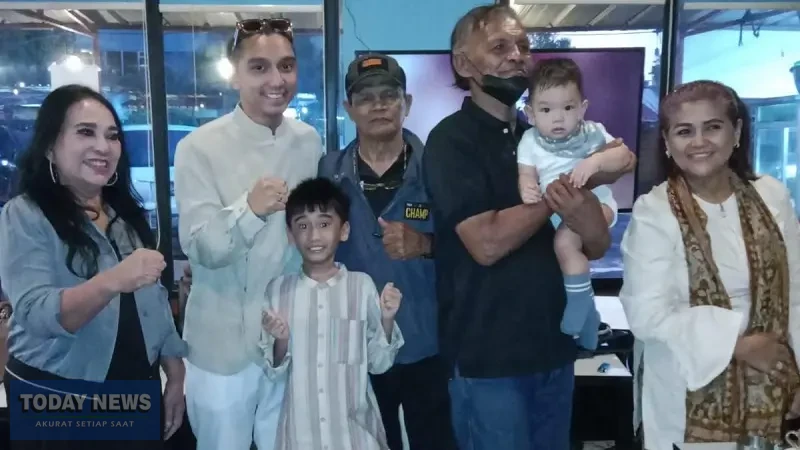 Benigno Mandela Bolang (kedua dari kiri) prihatin dengan perkembangan tinju profesional Indonesia sehingga terjun gelar tinju profesional HUT ke-499 Kota Jakarta. (Ist)