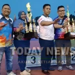 Ketua Umum PP MPI Marsekal Muda TNI Purwoko Aji Prabowo bersama KE NOC Indonesia Hengky Silatang berfoto bersama peraih juara umum Kejurnas Modern Pentathlon Indonesia 2026. (PP MPI)