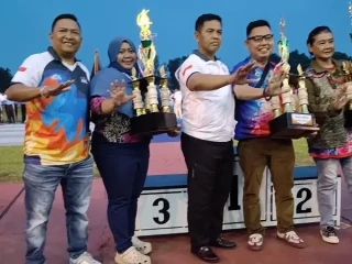 Ketua Umum PP MPI Marsekal Muda TNI Purwoko Aji Prabowo bersama KE NOC Indonesia Hengky Silatang berfoto bersama peraih juara umum Kejurnas Modern Pentathlon Indonesia 2026. (PP MPI)