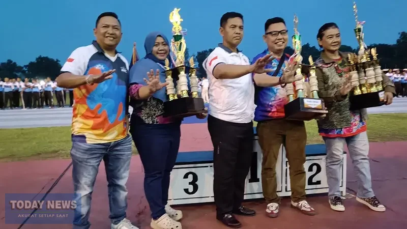 Ketua Umum PP MPI Marsekal Muda TNI Purwoko Aji Prabowo bersama KE NOC Indonesia Hengky Silatang berfoto bersama peraih juara umum Kejurnas Modern Pentathlon Indonesia 2026. (PP MPI)