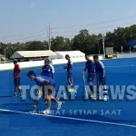 Para pemain Timnas Hockey Field Putra Indonesia melakukan persiapan untuk menghadapi Sri Lanka pada semifinal Kualifikasi Asian Games 2026 di Royal Thai Air Force Hockey Field Bangkok, Thailand, Kamis (9/4/2026). (PP FHI)