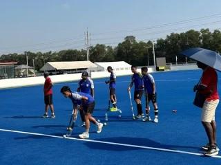 Para pemain Timnas Hockey Field Putra Indonesia melakukan persiapan untuk menghadapi Sri Lanka pada semifinal Kualifikasi Asian Games 2026 di Royal Thai Air Force Hockey Field Bangkok, Thailand, Kamis (9/4/2026). (PP FHI)