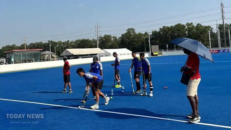 Para pemain Timnas Hockey Field Putra Indonesia melakukan persiapan untuk menghadapi Sri Lanka pada semifinal Kualifikasi Asian Games 2026 di Royal Thai Air Force Hockey Field Bangkok, Thailand, Kamis (9/4/2026). (PP FHI)