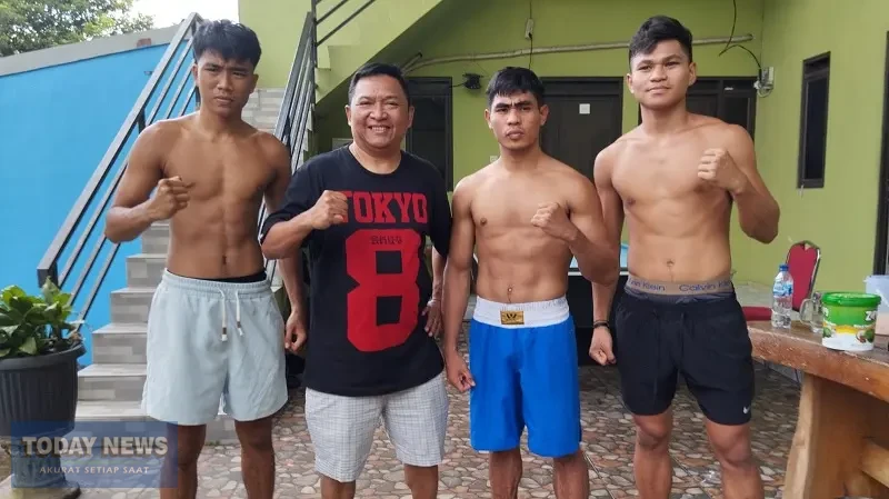 Sekjen PB Perbati, Hengky Silatang (kedua dari kiri) menyatakan untuk persiapan Asian Games 2026, lima petinju akan dikirim berlatih dan uji tanding ke Vietnam dan Uzbekistan