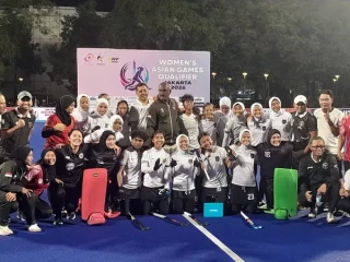 Meskipun sudah sukses meraih tiket Asian Games 2026 Nagoya, Jepang, Timnas Hockey Field Putri tidak kendor dalam menghadapi Singapura di Stadion Hockey GBK, Senayan, Jakarta, Minggu (26/4/2026). (PP FHI)