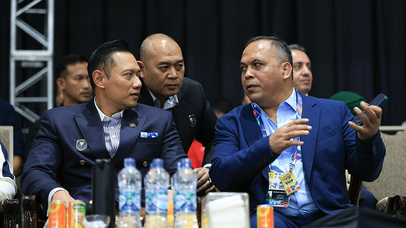 Menteri Koordinator (Menko) Bidang Infrastruktur dan Pembangun Kewilayahan Agus Harimurti Yudhoyono (AHY) tampak berbicara serius dengan Krisna Bayu yang mendapat kepercayaan sebagai Chef de Mission (CdM) Kontingen Indonesia pada Asian Beach Games (ABG) Sanya 2026. (Ist)