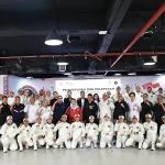 Ketua Umum Komite Olimpiade Indonesia (Presiden NOC Indonesia), Raja Sapta Oktohari berpose dengan Kontingan Indonesia yang akan berlaga pada Asian Beach Games Sanya 2026, Senin (20/4/2026). (NOC Indonesia)