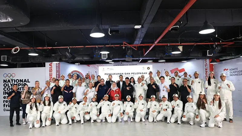 Ketua Umum Komite Olimpiade Indonesia (Presiden NOC Indonesia), Raja Sapta Oktohari berpose dengan Kontingan Indonesia yang akan berlaga pada Asian Beach Games Sanya 2026, Senin (20/4/2026). (NOC Indonesia)