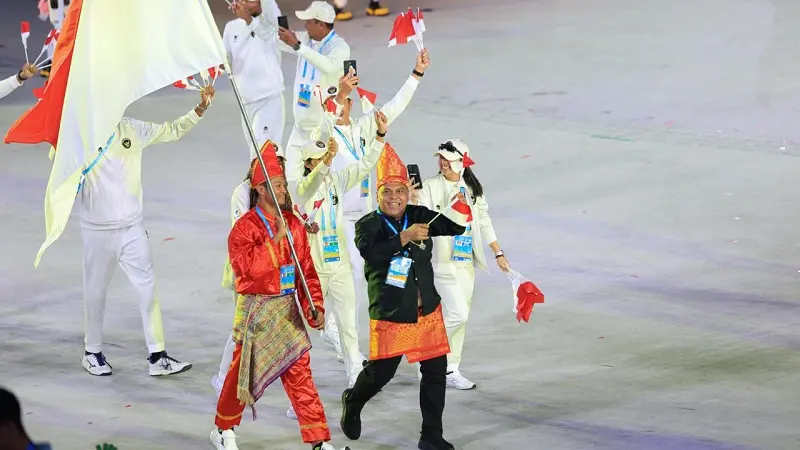 Kontingen Indonesia mencuri perhatian pada Opening Ceremony Asian Beach Games (AB) 2026 Sanya, China, Rabu (22/4/2026). (NOC Indonesia)