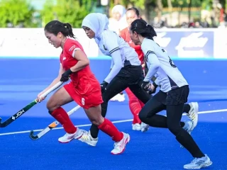 Pertandingan Timnas Hockey Field Putri Indonesia melawan Singapura berlangsung ketat di Stadion Hockey Gelora Bung Karno (GBK) Senayan, Jakarta, Minggu (26/4/2026). (PP FHI)
