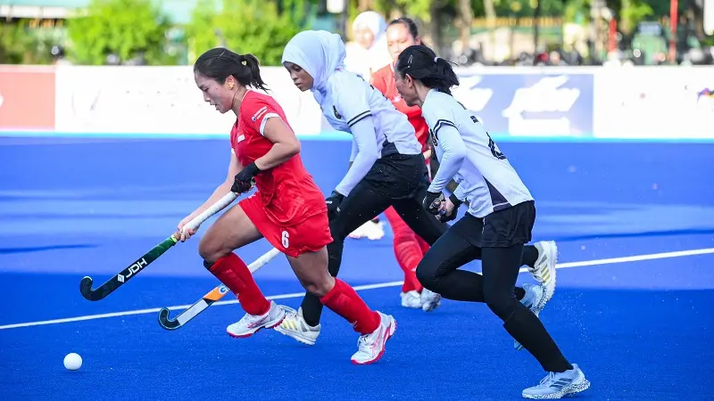 Pertandingan Timnas Hockey Field Putri Indonesia melawan Singapura berlangsung ketat di Stadion Hockey Gelora Bung Karno (GBK) Senayan, Jakarta, Minggu (26/4/2026). (PP FHI)