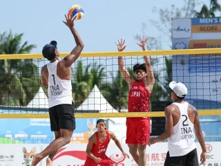 Pasangan voli pantai putra Indonesia yang diperkuat Bintang Akbar/Sofyan Rachman, sukses memastikan langkah ke perempatfinal usai menang meyakinkan atas Jepang. (NOC Indonesia)