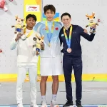 Antasyafi Robby Al Hilmi mempersembahkan medali pertama untuk Kontingen Indonesia setelah meraih perak pada panjat tebing nomor mens speed Asian Beach Games (ABG) 2026 Sanya, China, Selasa (28/4/2026). (NOC Indonesia/Naif Muhammad Al’as)