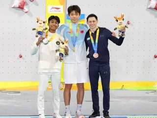 Antasyafi Robby Al Hilmi mempersembahkan medali pertama untuk Kontingen Indonesia setelah meraih perak pada panjat tebing nomor mens speed Asian Beach Games (ABG) 2026 Sanya, China, Selasa (28/4/2026). (NOC Indonesia/Naif Muhammad Al’as)